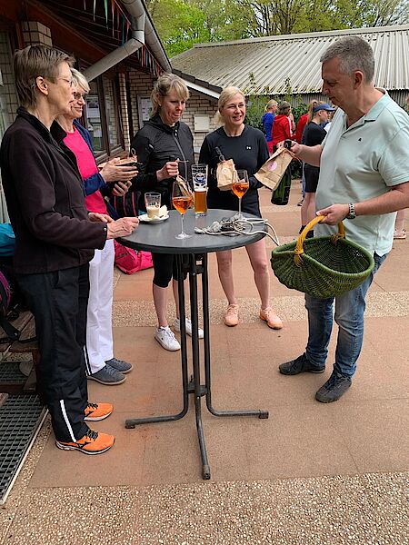 Turnierleitung Carsten Hagemann beim Überreichen der Siegerpreise