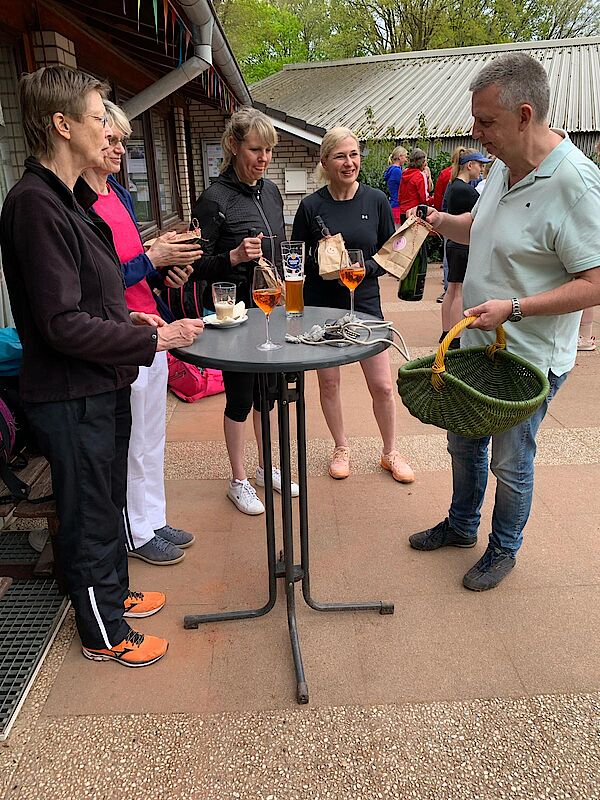 Turnierleitung Carsten Hagemann beim Überreichen der Siegerpreise