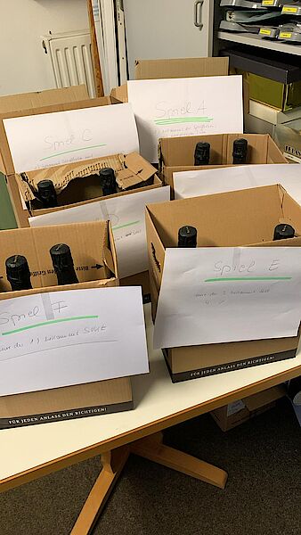 Vorbereitungen für die Siegerehrungen. Wir stellen für den laufenden Turniertag die entsprechenden Präsente zusammen und brauchen nach Spielende nur noch zugreifen und können die Sieger ehren.