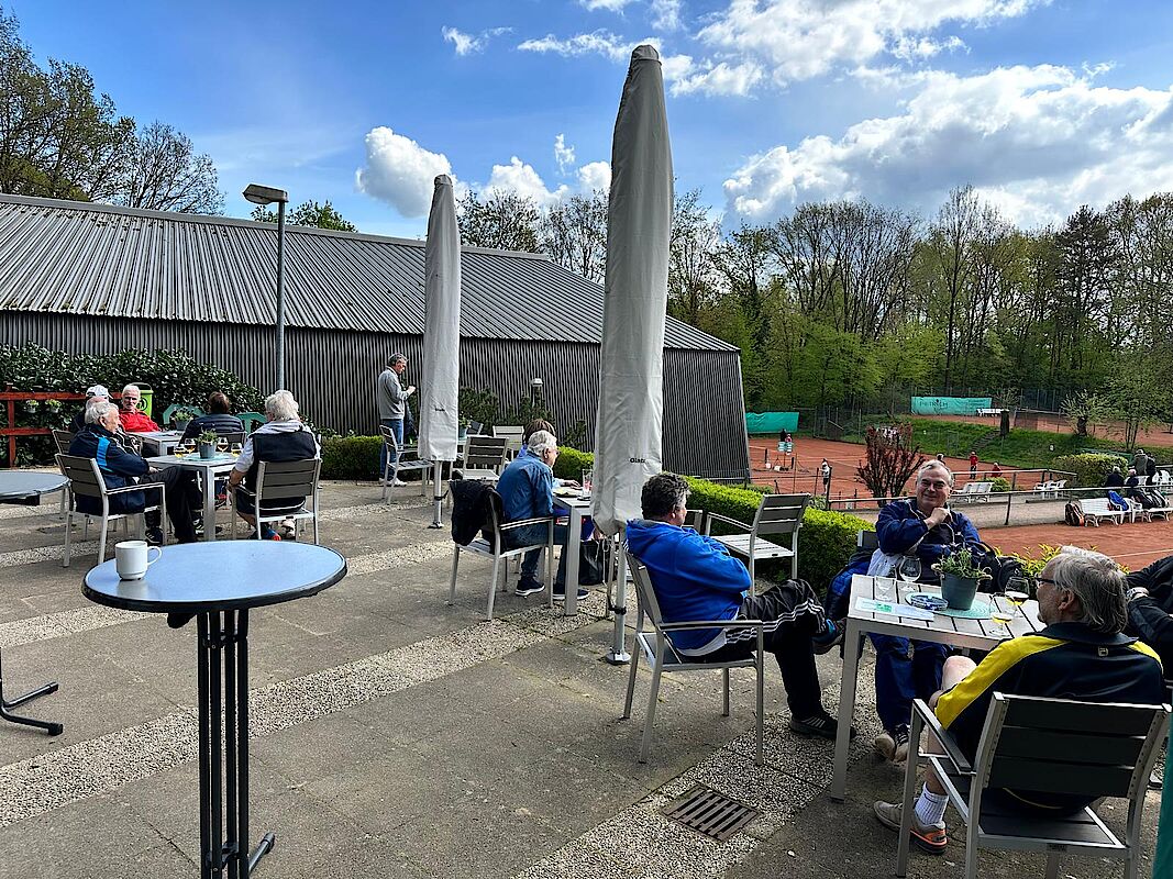 Bei einem kühlen Getränk und einer leckeren Mahlzeit lässt es sich umso besser über die vergangenen Matches plaudern und neue Bekanntschaften zu schließen.