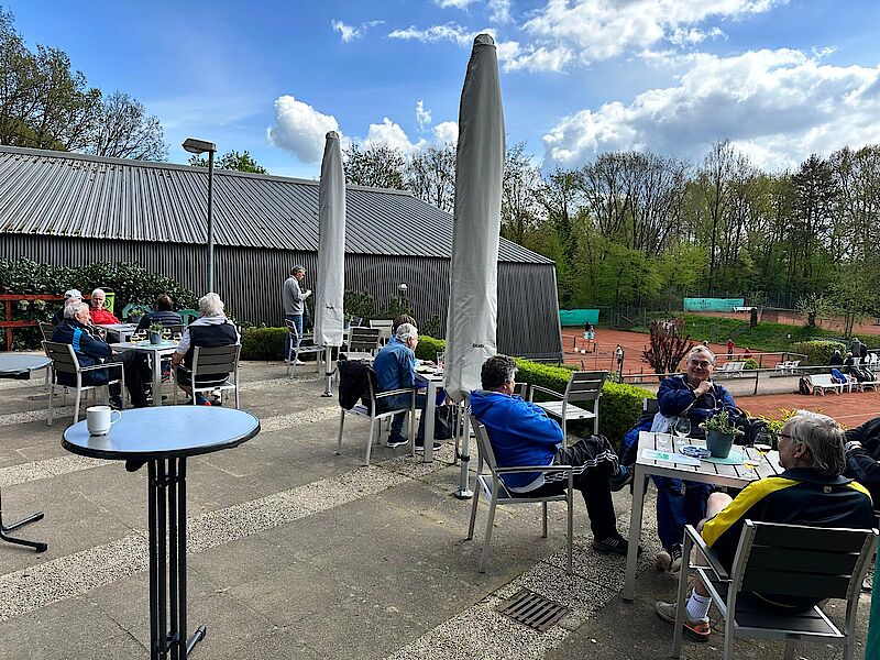 Bei einem kühlen Getränk und einer leckeren Mahlzeit lässt es sich umso besser über die vergangenen Matches plaudern und neue Bekanntschaften zu schließen.